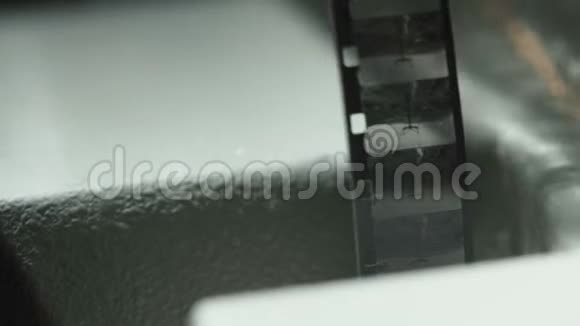 黑色背景的放映机中的旧录像视频的预览图