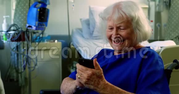 老年患者使用手机4k视频的预览图