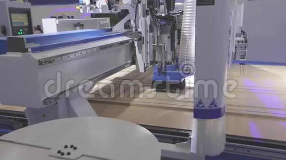 大型现代木工机械数控机床切割工件加工数控机床视频的预览图