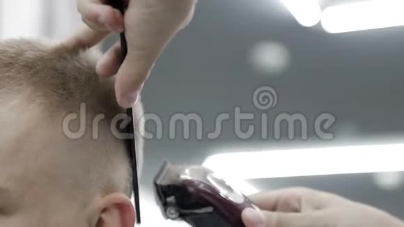 发型师用剪刀和梳子剪她丈夫的特写视频的预览图