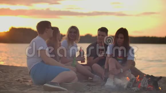 公司正在沙滩上享受温暖的夏日夜晚视频的预览图