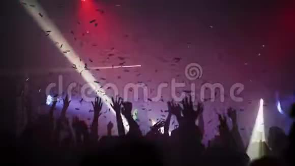 一群人在音乐节上跳舞视频的预览图