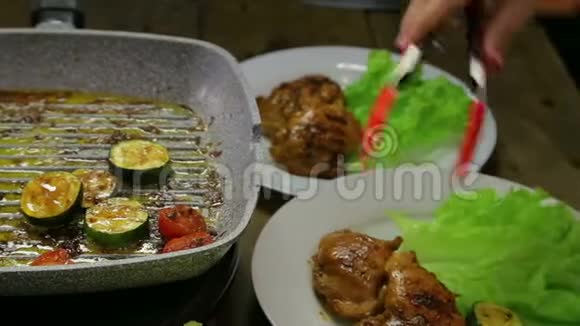 女性手把鸡块和蔬菜放在一盘绿色沙拉里视频的预览图