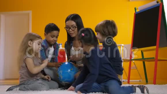 老师和孩子们在幼儿园讨论地球视频的预览图