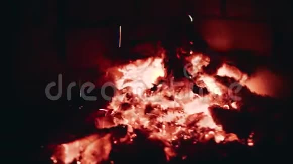 一个人用扑克移动壁炉里的煤快关门视频的预览图