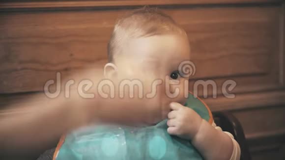 有趣的女婴吃了美味的食物皱眉特写视频的预览图
