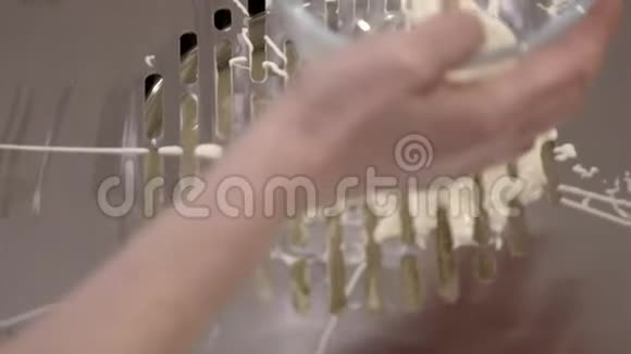 白色巧克力喷泉视频的预览图