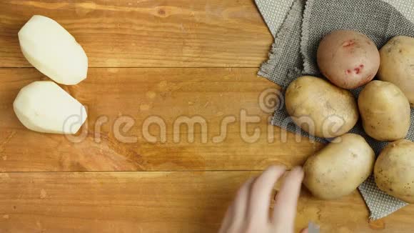准备烤土豆的录像视频的预览图