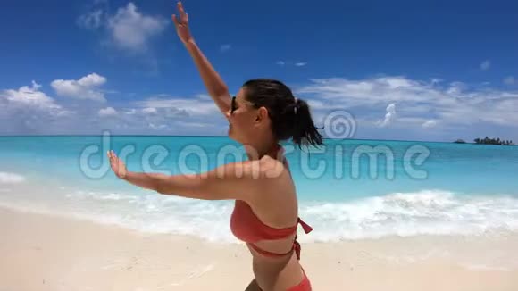 慢动作快乐女孩跑在马尔代夫海岸4K60fps视频的预览图