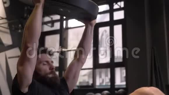 成人肌肉运动健美运动员摆动按压和举重在健身房内出汗的特写镜头视频的预览图