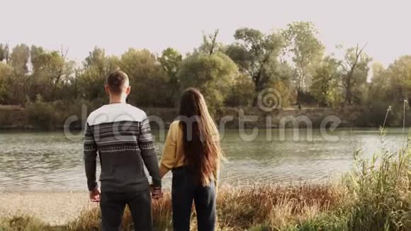 在公园里拥抱一下温暖的秋色浪漫时刻视频的预览图