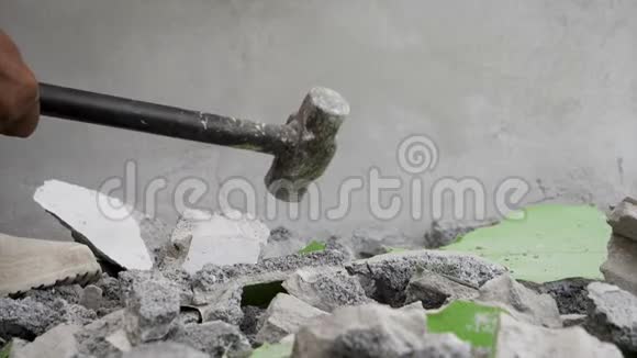 慢速运动工人用锤击混凝土破碎它是小分形的构造概念视频的预览图