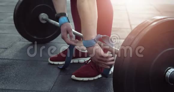 运动员用橡皮筋固定双手视频的预览图