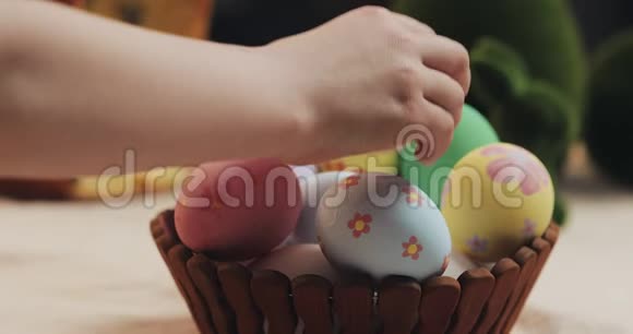 母女双手合拢把复活节彩蛋放在篮子里复活节复活节晚会的筹备工作视频的预览图