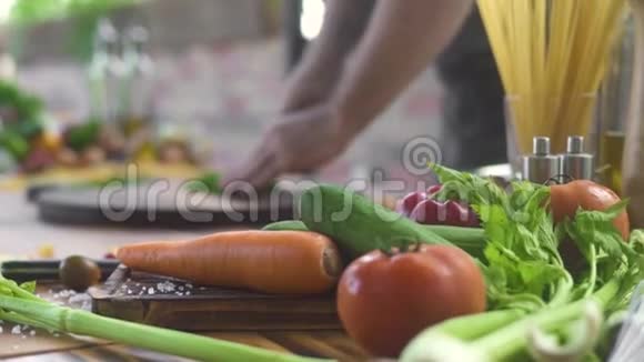 厨房桌子上的新鲜蔬菜厨师在食物背景上切割绿色植物素食沙拉新鲜食材视频的预览图