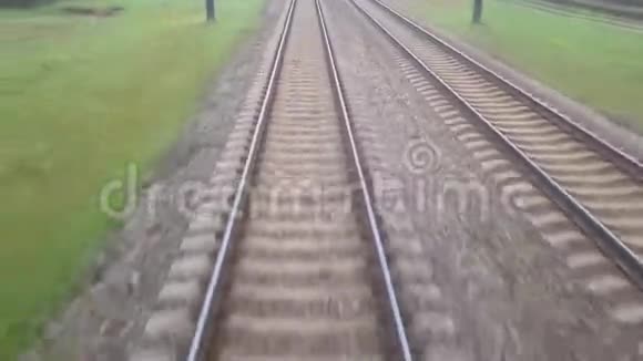 从火车最后一节车厢到铁路的视野从火车窗口观看铁路枕木美丽视频的预览图