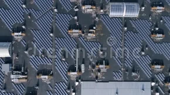 个人太阳能电站户外屋顶绿色能源生产用光伏电池板鸟瞰视频的预览图