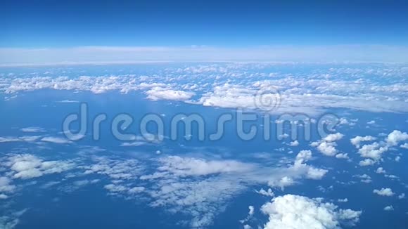 从飞行高度看多云的蓝天视频的预览图
