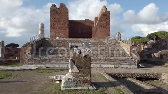 罗马考古发掘时的景观奥斯蒂亚安蒂卡国会大厦周围有废墟柱子和遗迹视频的预览图