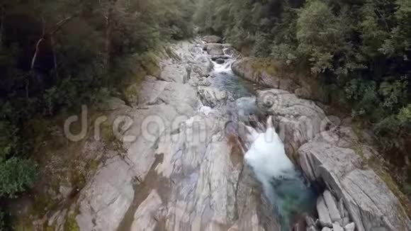 流干净的山河平静的河水的一部分视频的预览图