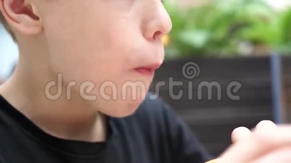 一个孩子在快餐店里吃一个面包里面有小面包和奶酪视频的预览图