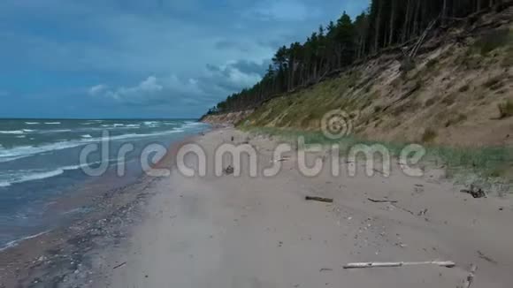 飞越海岸线波罗的海尤尔卡恩夏季阳光明媚的一天视频的预览图