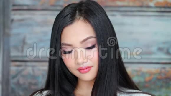 迷人的微笑年轻亚洲女性的特写肖像有着时尚的自然妆容视频的预览图