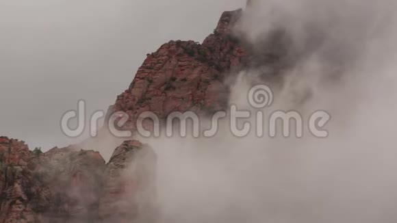 雨天风在锡安国家公园犹他州的红砂岩山峰上飘来飘去视频的预览图