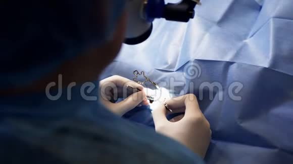从外科医生后面看用显微镜做了一个复杂的手术视频的预览图