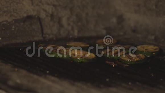 切西葫芦或小胡瓜是在烧烤架上烤熟的在Llowmo咖啡馆厨房里的餐厅里过煤视频的预览图