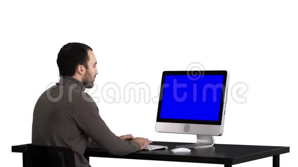 人在电脑上打字白底蓝色屏幕模拟显示视频的预览图