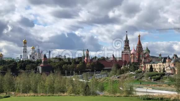 莫斯科克里姆林宫从莫斯科中央公园扎里亚迪的景色视频的预览图