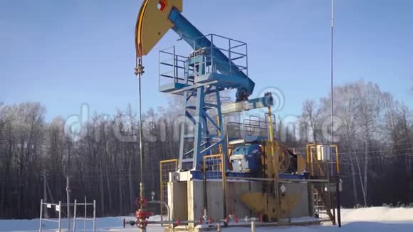 冬季工作油泵千斤顶从地面抽油视频的预览图
