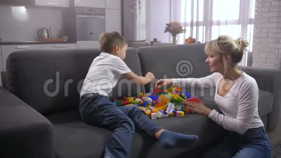 母亲和儿子在家玩玩具建造师视频的预览图