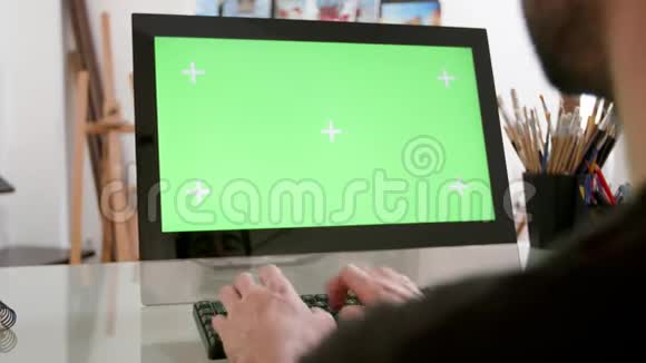 在绿色屏幕前连续打字的人视频的预览图