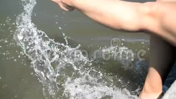 在水中欣赏女性的双腿女人泼水嬉戏视频的预览图