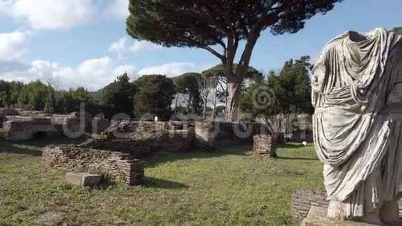 罗马墓地概况奥斯蒂亚安蒂卡在罗马与一个美丽的废墟罗马半身像视频的预览图
