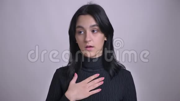 年轻美丽的白种人女性尴尬的特写镜头用一只孤立的手拍着她的头视频的预览图