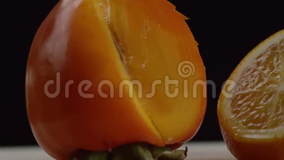 首先我们看到一个柿子然后图片从左到右移动我们看到一个橘子切成碎片黑色视频的预览图