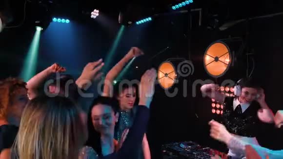 夜店DJ派对人们享受音乐舞蹈的声音视频的预览图