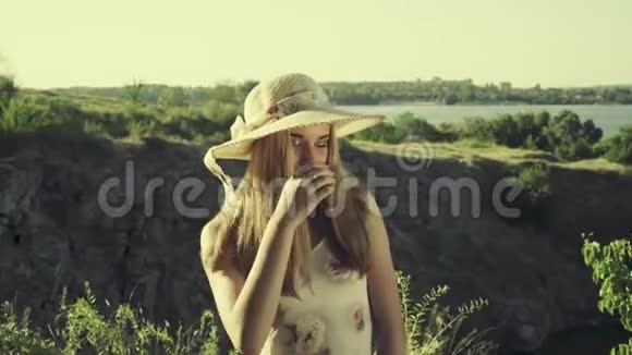 戴帽子的少女在河边摆姿势视频的预览图