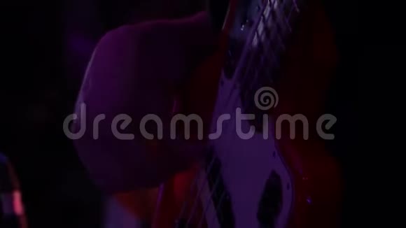 音乐家弹红低音吉他视频的预览图