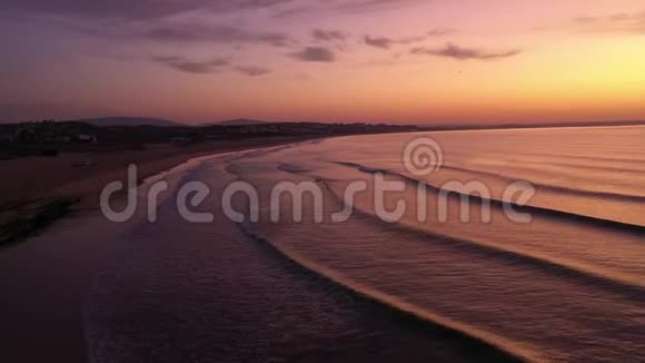 葡萄牙阿尔加维拉各斯美亚普拉亚海滩日出空中观景视频的预览图