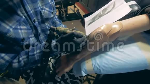 仿生假体纹身工艺残疾人视频的预览图
