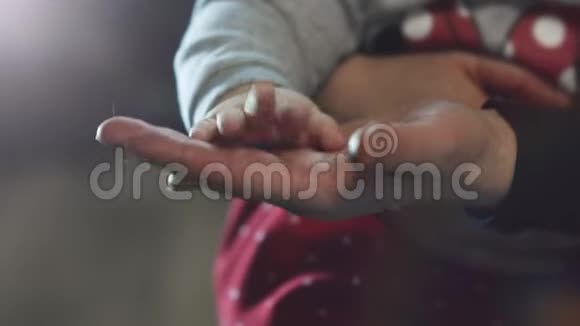 祖母的特写她握着婴儿的手祖母s和婴儿的手家庭概念视频的预览图
