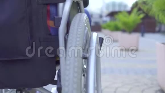 公园里一个坐轮椅的非洲残疾妇女的手视频的预览图