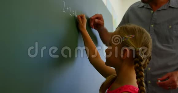 4k教室黑板上的学生解数学方程视频的预览图