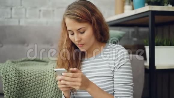 年轻漂亮的女人正在网上购物用智能手机用银行卡购物女孩拿着卡视频的预览图