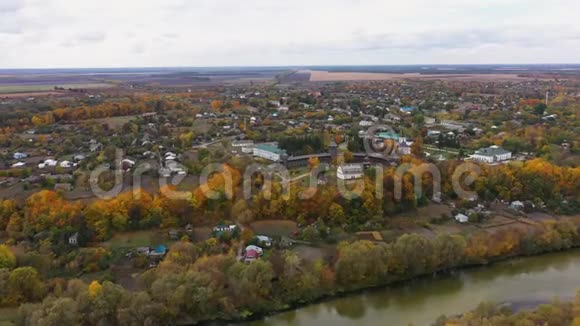从乌克兰切尔尼希夫州的西姆河俯瞰巴图林城堡移动相机前进主题视频的预览图