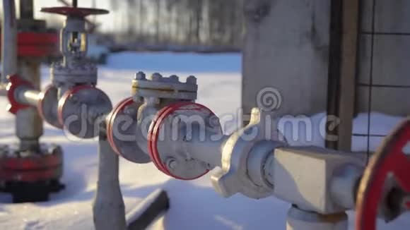 冬季野外工业煤气管道的特写视频的预览图